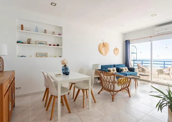 아파트 First Line Arenal Beach, Boho Chic Parking 칼페