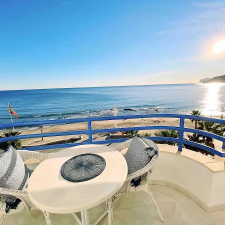 First Line Arenal Beach, Boho Chic Parking Apartment *