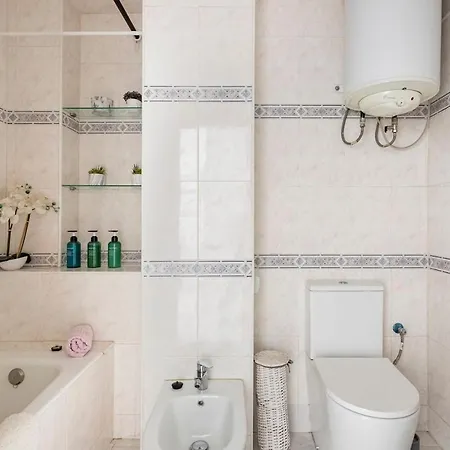 First Line Arenal Beach, Boho Chic Parking Apartment *