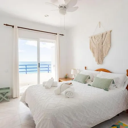 First Line Arenal Beach, Boho Chic Parking Apartment *
